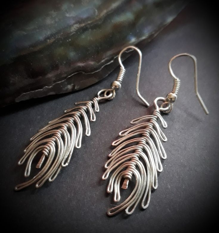 Wire feather earrings Wire Feather Diy, Earing Tutorials, Wire Feather, Hardware Ideas, Wire Jewelry Earrings, Wire Jewelery, Earrings Feather, Fallen Tree, Bijoux Fil Aluminium