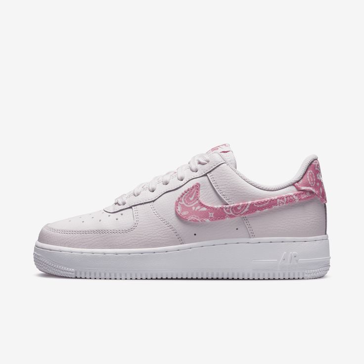 You'll score major points in this legendary classic. Crossing hardwood comfort with off-court flair, this hoops original pairs crisp leather with playful paisley-print accents for nothing-but-net style. Plus, hidden Nike Air units and durable ‘80s construction add the comfort you’ve come to expect from the AF1. Air Force Women, Nike Models, Nike Blazers Mid, Nike Pegasus, Womens Air Jordans, Nike Air Force 1 07, Pearl Pink, Jordan 11 Retro, Nike Air Force 1 Low