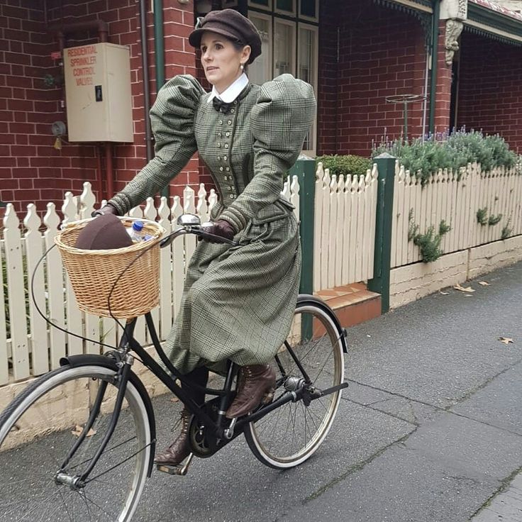 1900 cycling suit Edwardian Bicycle Outfit, Edwardian Sportswear, Cycle Outfit, Bycicle Outfit, Mad Men Peggy, Vampire Lady, Steampunk Elements, Tweed Ride, Womens Casual Suits