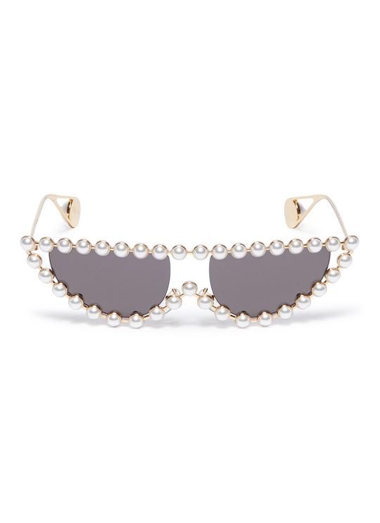 Gucci's retro-inspired cat-eye sunglasses have slender gold-tone metal frames that are outlined in lustrous faux pearls and tipped with the label's signature mono Fashion Designer Drawing, Venice Film Festival 2022, Gretchen Wieners, Pearl Frame, Pearl Sunglasses, Kylie Nails, Women Eyewear, Unique Sunglasses, Gucci Glasses