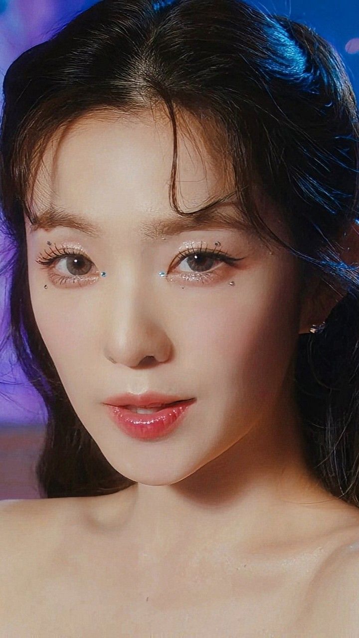 Red Velvet Makeup Look, Irene Red Velvet Makeup, Irene Makeup, Red Velvet Makeup, Poser Girl, Kpop Makeup Looks, Velvet Makeup, Korean Goddess, Kiss And Make Up