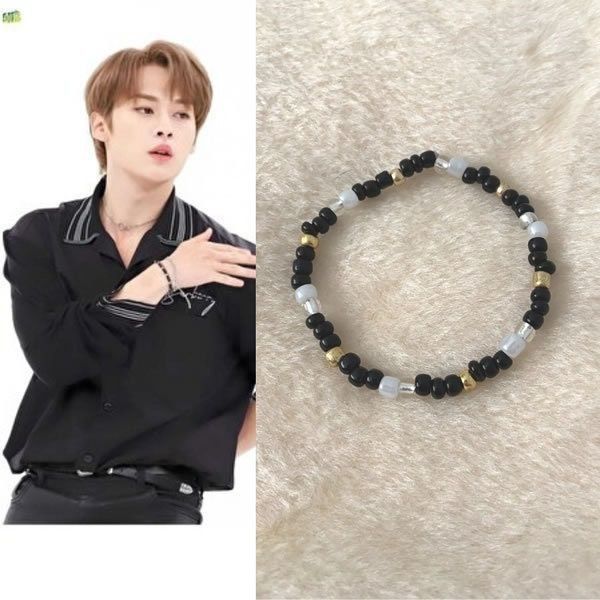 Jewelry Kpop, Kids Bead Bracelet, Small Bead Bracelet, Pop Jewelry, Diy Beaded Rings, Astuces Diy, Bead Charms Diy, Diy Bracelets Patterns, Diy Bracelet Designs