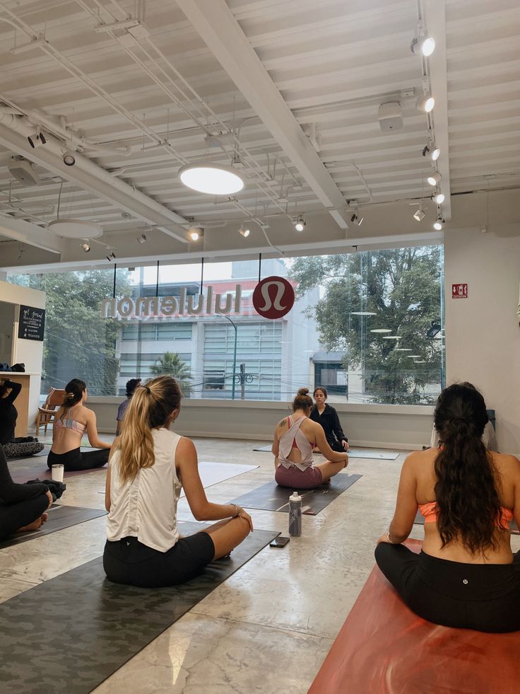 a group of people sitting on yoga mats in a large room with the words tuttlenut above them