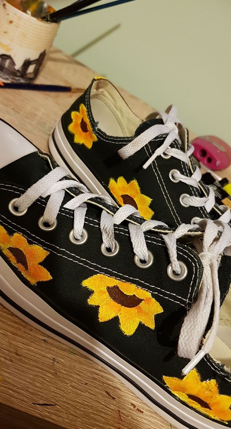 Painted Converse Aesthetic, Painting On Converse, Converse Painting Ideas, Paint Converse, Gemma Core, Black Converse Aesthetic, Converse Sunflower, Drawing Pants, Swaggy Shoes