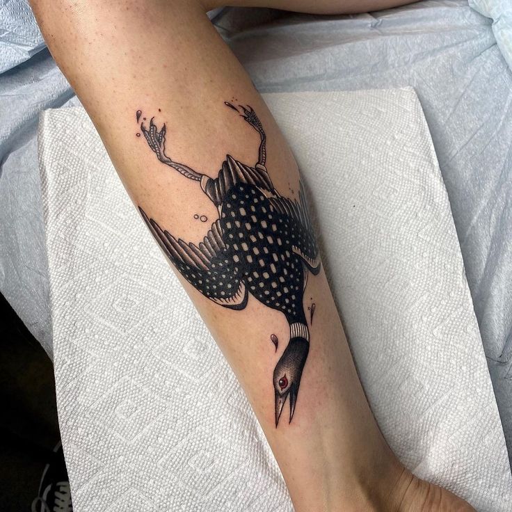 A Bird Tattoo, Loon Tattoo, Bird Tattoo Ideas, Korean Tattoo Artist, Korean Tattoos, Swallow Tattoo, Tattoo People, What Is A Bird, Flowers Instagram