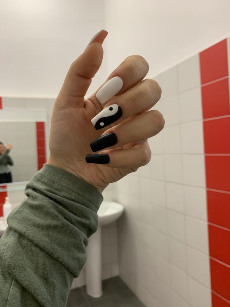 Yinyang Nail Design, Ying Yang Nails, Diy Nail Designs, Ying Yang, French Tip Nails, Nails Designs, Yin Yang, Diy Nails, Nail Tips