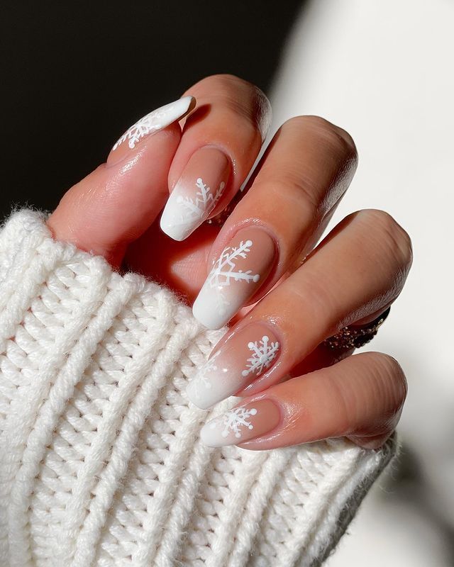 40+ Snowflake Nails For A Snowy Mani; snowflake nails white! This includes snowflake nails acrylic, snowflake nails short, snowflake nails simple, snowflake nails easy, snowflake nails christmas, snowflake nail art, snowflake nail design, snowflake nails ideas & more! This also includes holiday nails, winter nails, winter nail designs, winter nail art, winter nail ideas, snowflake nail ideas, christmas nails, December nails, snowflake nails tutorial & more! #snowflakenails #snowflakenailssimple Inspirational Nails, Winter Nails Acrylic, Christmas Nails Easy, Christmas Gel Nails, Her Nails, Snowflake Nails, Christmas Nails Acrylic, Winter Nail Designs, Festival Nails