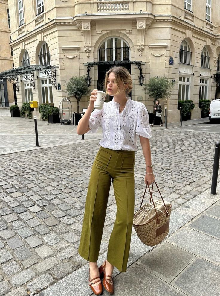 If you're looking for brands that match Free People's unique retro style and create casual yet fun fall outfits, we've got you covered! These brands will help you achieve that cute, carefree look all season long. For example, we love this outfit with olive green pants, brown Mary Jane flats, a star basket bag and a lace blouse. Brown Mary Jane Flats, Mary Janes Outfit, Olive Green Outfit, Green Pants Outfit, Style Parisienne, Olive Green Pants, Pants Brown, Love Free, Retro Mode