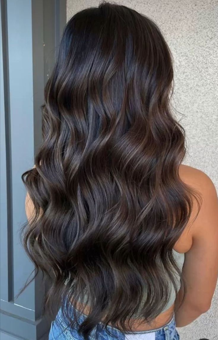 Dark Hair Hairstyles, Hair With Color, Brown Hair Inspiration, Rambut Brunette, Black Hair Balayage, Dark Brunette Hair, Brown Hair Looks, Brown Hair Inspo, Brunette Hair With Highlights