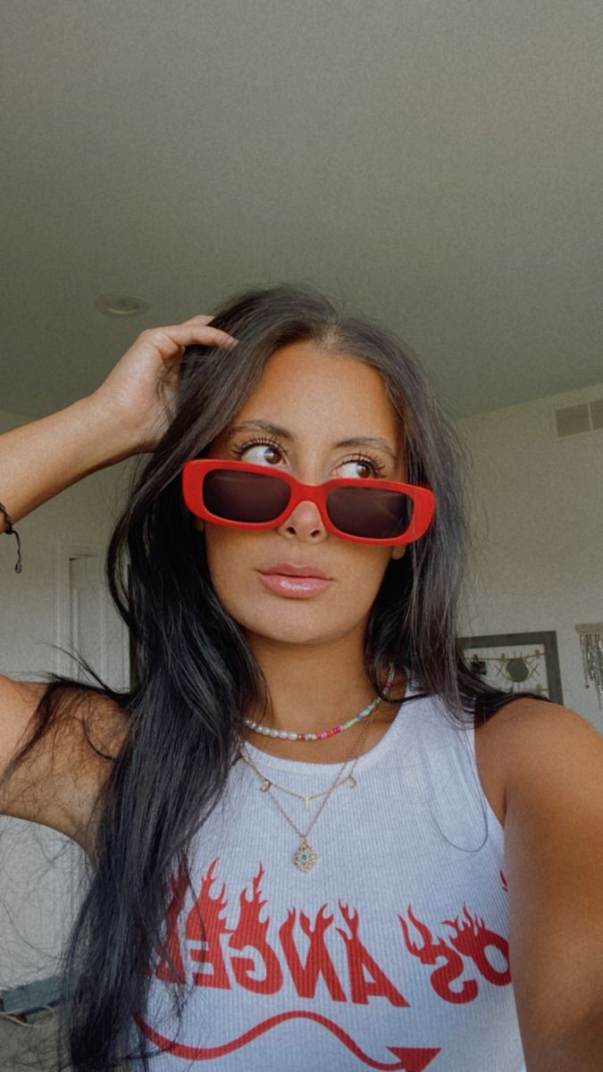 Summer selfie, red retro sunglasses, summer outfits, summer vibes, red vibes, outfit inspo Red Sunglasses Outfit, Sunglasses Selfie, Glasses Inspiration, Vibes Outfit, Board Party, Sunglasses Outfit, Sunglasses Summer, Red Sunglasses, Cool Glasses