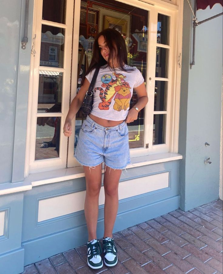 Casual Outfits For Theme Parks, Disney Outfits Street Style, Street Style Disney Outfit, Disney Outfits Jorts, 2023 Disney Outfits, Disney Outfit Ideas Aesthetic, Disney 2023 Outfits, Park Fits Aesthetic, Simple Disney Outfits Casual