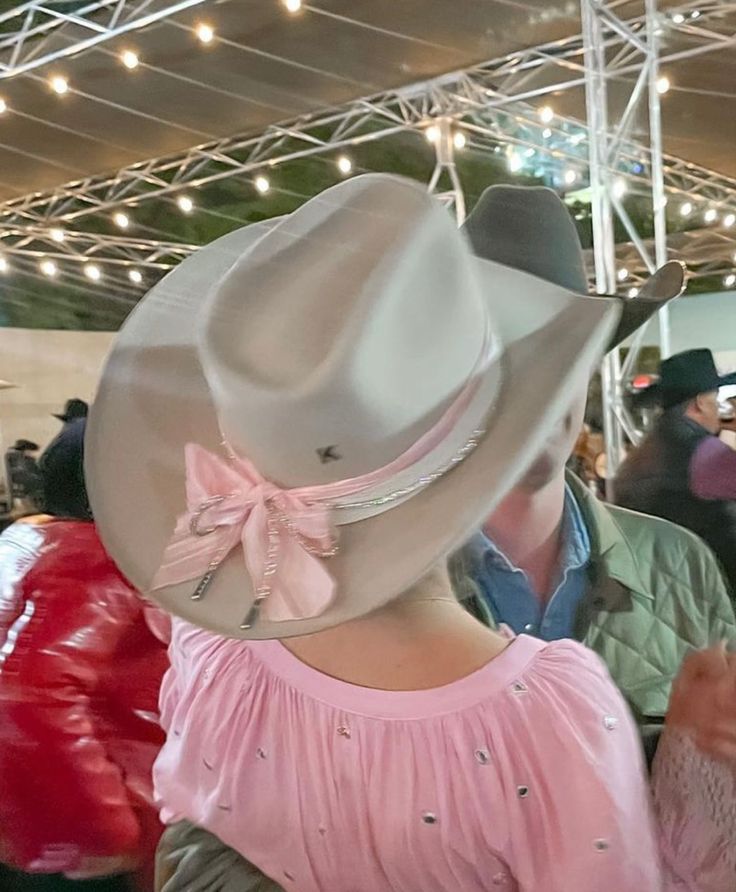 Cowboy Hat Bow, Girly Cowboy Hat, Decorate Cowboy Hats Diy, Girly Cowboy Aesthetic, Country Concert Outfit Pink Boots, Senior Cowboy Hats, Cowgirl Chic Aesthetic, Decorating Cowboy Hats Ideas, Cowboy Hat Design Ideas