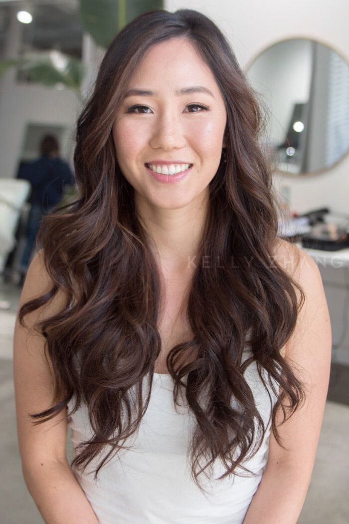 Bridesmaid Hair Down Long Brunette, Wavy Formal Hair, Wavy Hair Bride, Bridal Hair Asian, Formal Hair Down, Wavy Bridal Hair, Brunette Bridal Hair, Loose Curls Wedding, Asian Wedding Hair