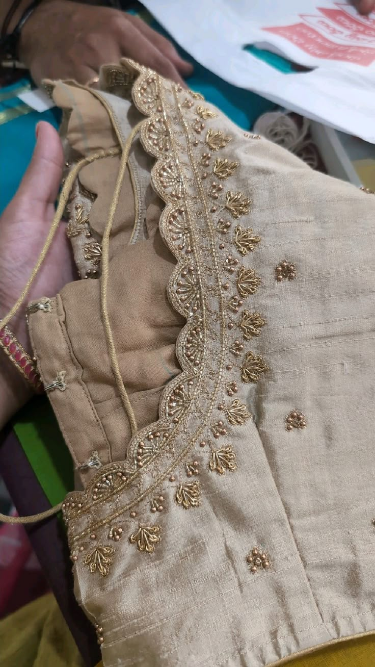 Beige Colour Blouse Design, Cream Colour Maggam Work Blouse, Back Neck Maggam Work Designs, Khatliwork Blouse Design Latest, Lehanga Designs Latest For Women Simple, Handwork Designs For Blouse, Simple Hand Embroidery Blouse Design, Blouse Neck Embroidery Design, Cream Blouse Work Design