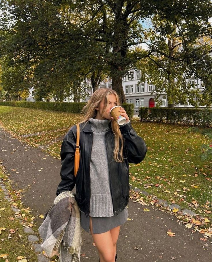 Fall Outfits Emma Chamberlain, New York Aesthetic Fall Outfits, New York Autumn Fashion, Liverpool Outfit Women, Canada Outfit Fall, 90s Autumn Outfits, Colorado Aesthetic Fall, Fall Outfits Canada, Fall Outfits For Pear Shaped Women