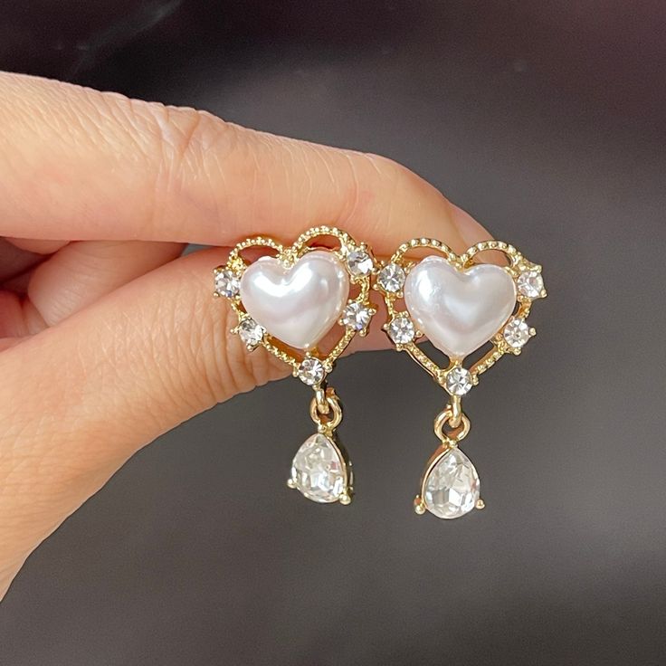 Romantic princess style fancy heart shape chunky white pearl stud earrings with 14K gold plated lace and teardrop cz dangle drop, super cute and luxurious! Unique design will bring you lots of compliments on every occasion, perfect bridal bridesmaids bridal wedding earrings. Handmade of 925 sterling silver, hypoallergenic and good for sensitive skins. ♥ All of our jewelry are carefully handmade with delicate and exquisite details, all designed and made in Manhattan, New York. 💎 Features: ♥ Hand Earrings Y2k, Pearl Statement Earrings, Romantic Heart, Lace Earrings, Gelang Manik, Jewelry Accessories Ideas, Gold Statement Earrings, Dope Jewelry, Valentine Wedding