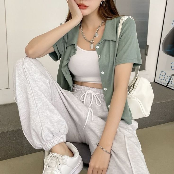 Beach Outfit Tomboy, Summer Korean Outfits Street Styles, Summer Korean Outfits, Minimalist Outfits Women, Korean Fashion Summer Street Styles, Korean Fashion Summer Casual, Jeans Pumps, Korean Summer Outfits, College Outfits Summer