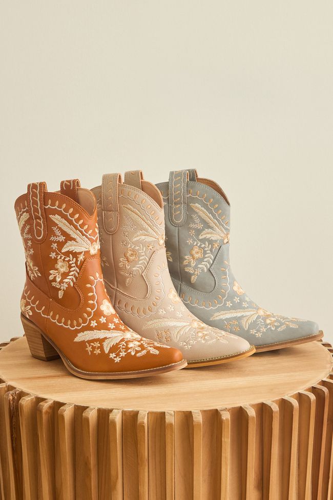 Delicate florals dance across these boots, adding a touch of unique personality and charm. The classic pointed toe and stacked heel nod to the timeless style of the Wild West. Wedding Dress Cowboy Boots, Bridal Cowboy Boots, Western Wedding Boots, Stagecoach Outfits, Vegan Cowboy Boots, Bride Boots, Cowgirl Boots Wedding, Wedding Shoes Boots, Dresses With Cowboy Boots