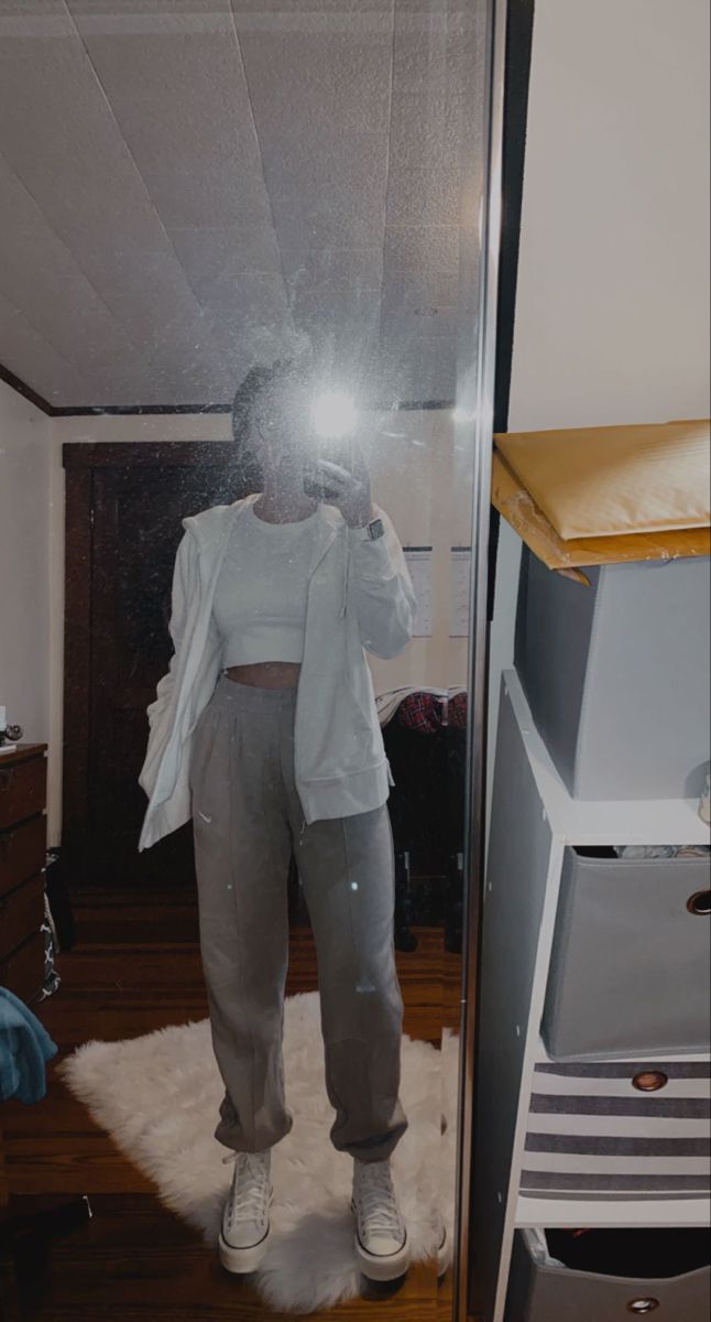 Sweatpants And High Tops, Sweatpants And Platform Converse, White Converse Sweatpants Outfit, Grey Sweatpants Outfit With Converse, Sweatpants Outfit With Converse, Joggers With High Top Converse, Highcut Converse Outfit Pants, Zip Up And Sweatpants Outfit, Cute Outfits With White High Top Converse