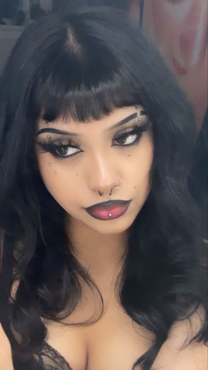 Emo Vampire Makeup, Greyday Makeup Ideas, Pretty Goth Makeup Looks, Gothic Latina Aesthetic, Gothic Inspired Makeup, Goth Makeup Tan Skin, Semi Goth Makeup, Goth Cowgirl Makeup, Easy Gothic Makeup Ideas