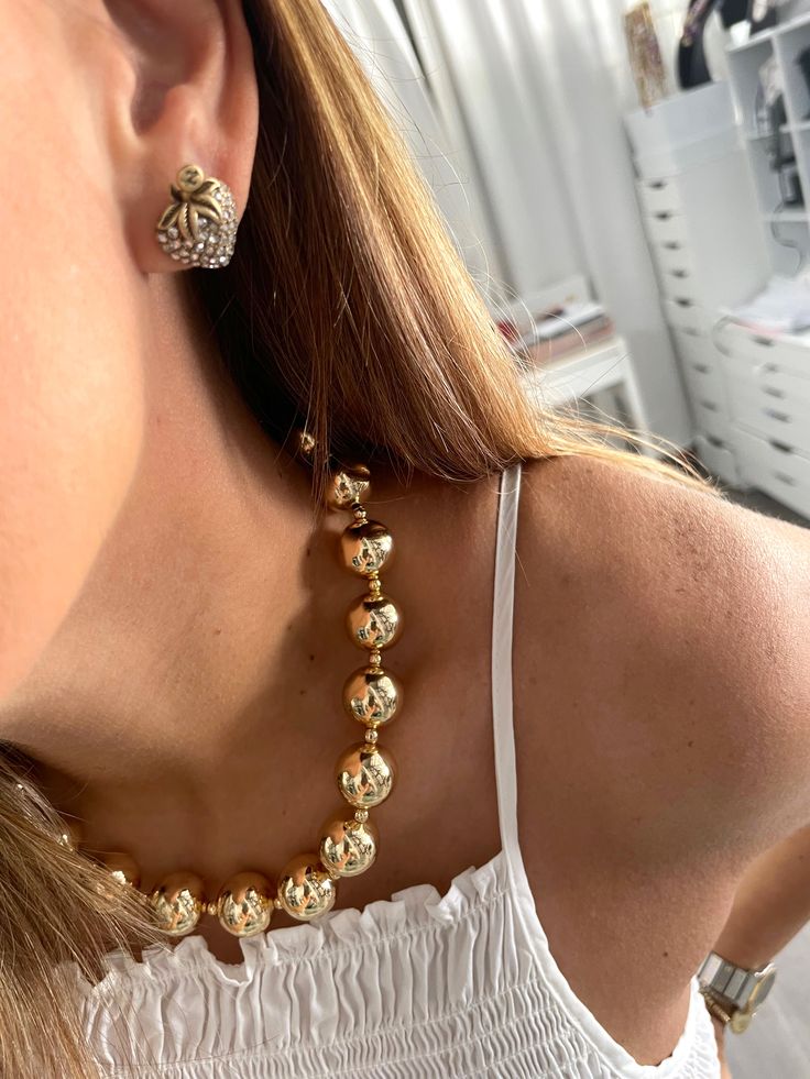 Add a touch of class to your next ensemble with the Cinema Necklace. Made with 16” gold plated beads and a marine hall clasp, this stylish piece will complete any outfit. Enjoy a timeless look with this elegant necklace.