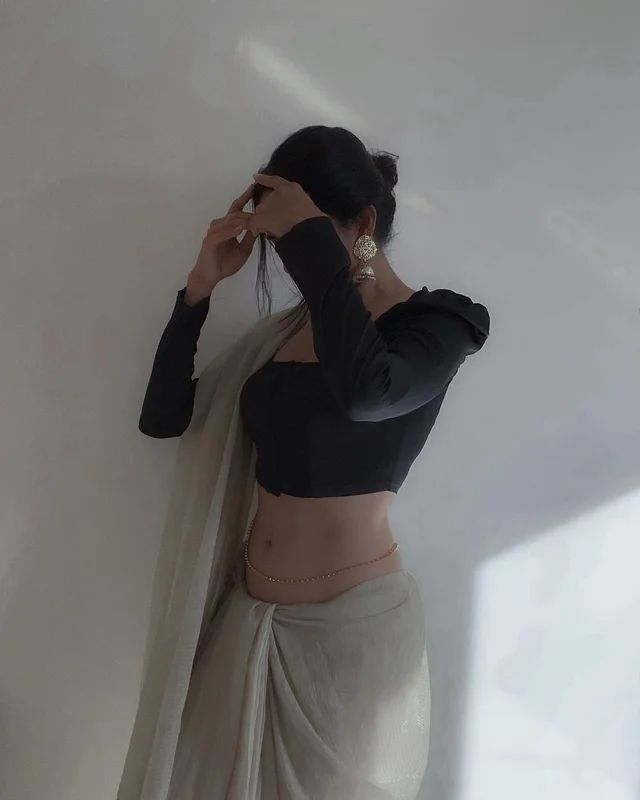 Saree Poses, Desi Fashion Casual, Indian Photoshoot, Saree Designs Party Wear, Saree Look, Desi Fashion, Fancy Sarees, Pretty Selfies, Pics Art