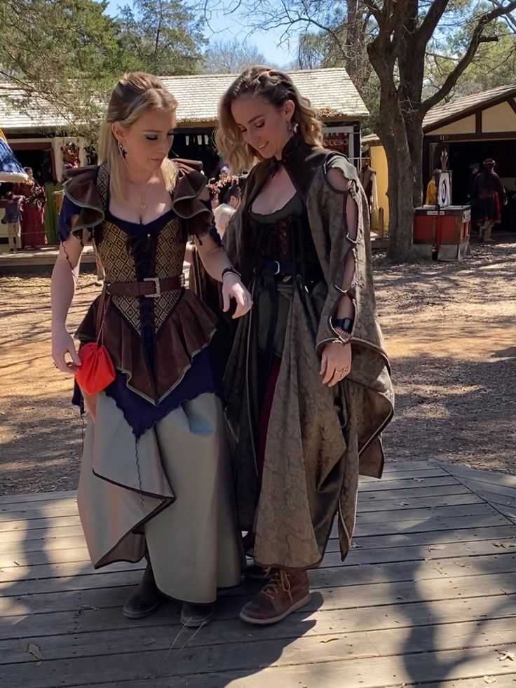 Ren Faire Blouse, Scottish Ren Faire Costume, Sherwood Forest Faire, Ren Faire Mage, Rein Faire Outfits Fairy, Celtic Ren Faire Costume, Celtic Ren Faire, Ren Faire Cosplay, Rennaisance Faire Outfit