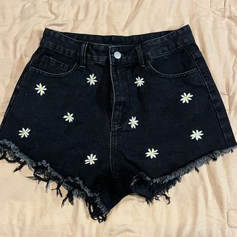 Brand New, Never Worn, Cute Daisy Printed Denim Shorts. Size M Baggy Jeans For Women, Ripped Jean Shorts, Easy Trendy Outfits, Short Jeans, Printed Denim, Shorts Jeans, Cheap Clothes, Dream Clothes