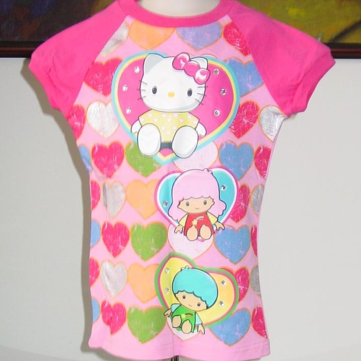 a hello kitty t - shirt is on display in a store window, with hearts all over it