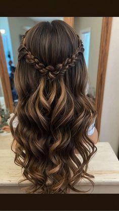 Prom Hairstyles For Thick Hair, Hairstyles For Damas, Hairstyle For Graduation, Xv Hair, Debs Hair, Light Brown Hair Styles, Brown Hair Styles, Grad Hairstyles, Quince Hair