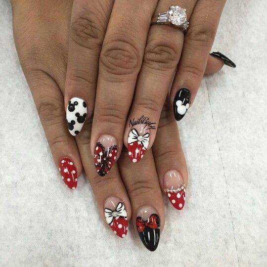 Disney Nails Mickey, Minnie Mouse Nail Art, Mouse Nail Art, Disney Nail Art, Disneyland Nails, Nails Disney, Disney Nail Designs, Crackle Nails, Mickey Mouse Nails