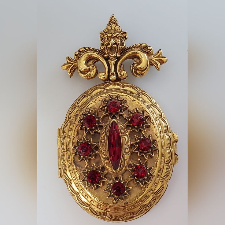 Stunning Florenza Locket Brooch. Excellent Condition. Ornate Jeweled Brooch For Formal Occasions, Elegant Medallion Brooch For Formal Occasions, Ornate Locket Brooch For Formal Occasions, Elegant Festive Jewelry With Brooch Detail, Elegant Festive Jewelry With Brooch, Ornate Medallion Brooch For Formal Occasions, Victorian Locket Brooch For Formal Occasions, Ornate Medallion Brooches For Formal Occasions, Antique Red Brooch For Formal Occasions