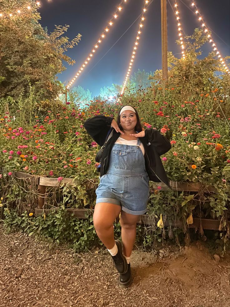 Plus Size Short Overalls Outfit, Overall Plus Size Outfit, Overalls Plus Size Outfit, Overalls Outfit Summer Plus Size, 70s Style Plus Size, Summer Festival Outfit Ideas Plus Size, Plus Size Outdoor Outfits, 70s Plus Size Fashion, Overalls Outfit Plus Size