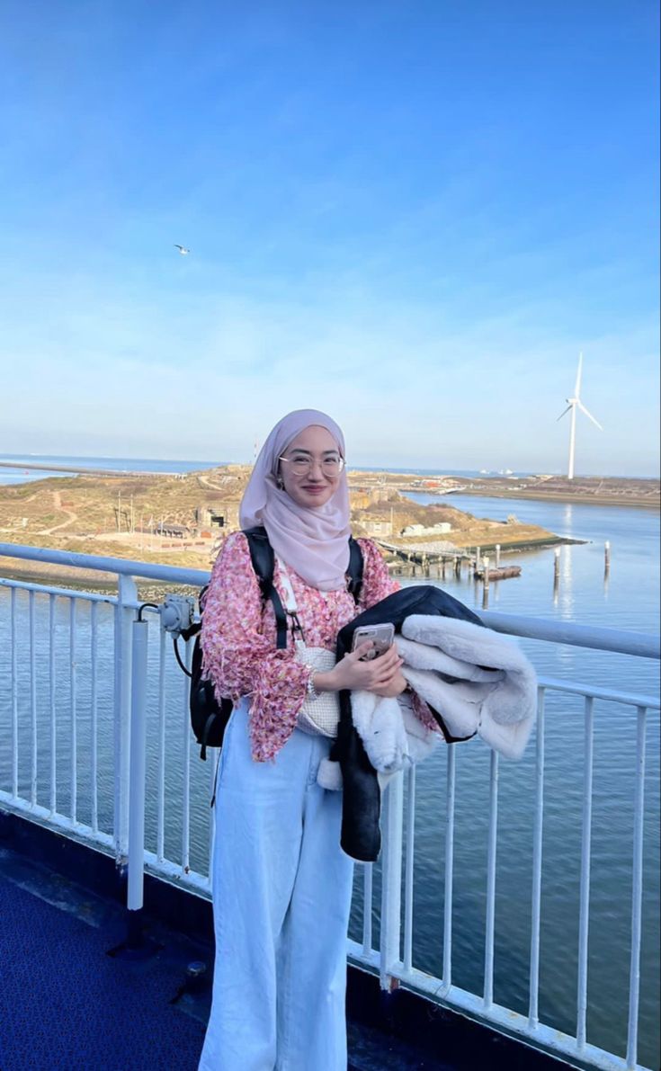 instagram : @/nurshafiyyahh Feminine Hijabi, Malay Hijab, Outfit Hijab Casual, Cover Wattpad, Random Girl, Coffee Obsession, Hijabi Fashion Casual, Hijabi Aesthetic