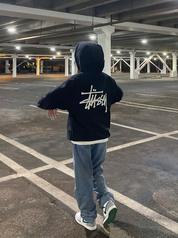 Navy Blue Stussy Hoodie, Navy Stussy Hoodie Outfit, Navy Stussy Hoodie, Black Stussy Hoodie Outfit, Stussy Hoodie Outfit Women, Stussy Hoodie Aesthetic, Stussy Tshirt Outfit, Stussy Outfit Woman, Pull Stussy