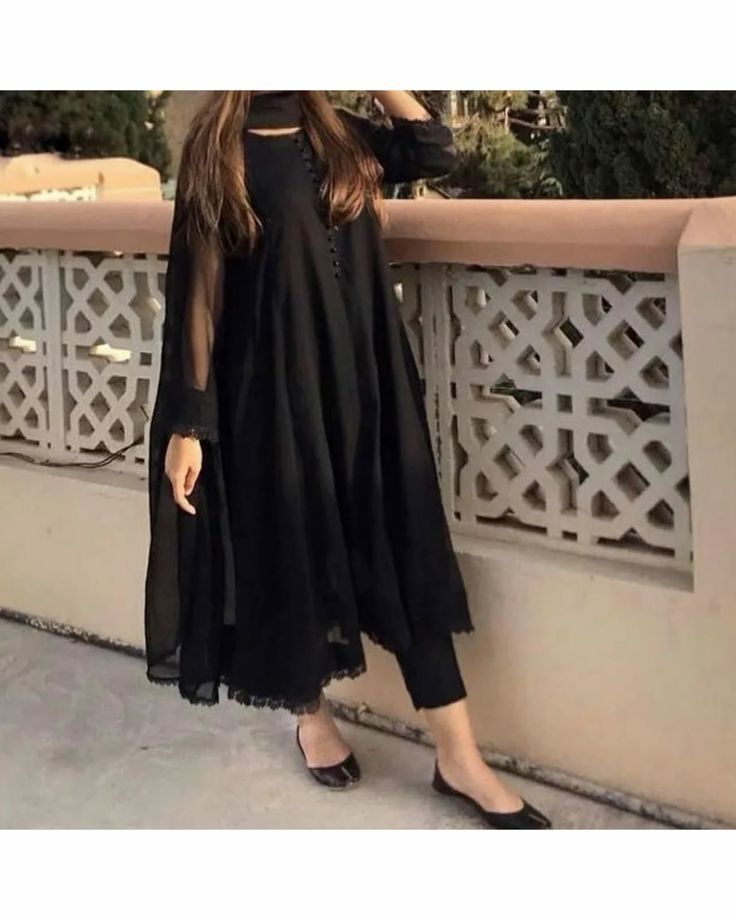 Black Dress Design Pakistani, Dress Design Pakistani, डिजाइनर कपड़े, Black Frock, Casual Indian Fashion, Pakistani Dresses Casual, Pakistani Fashion Party Wear, Pakistani Fancy Dresses, Beautiful Pakistani Dresses