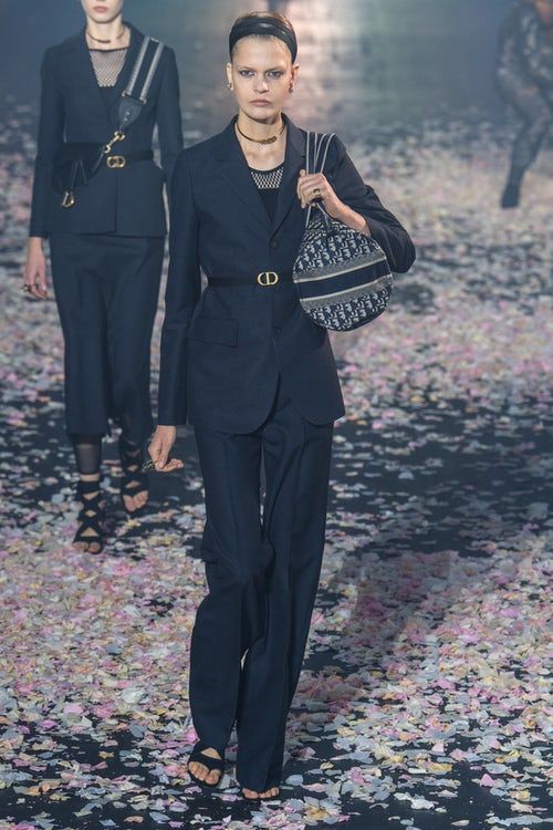 Christian Dior | Ready-to-Wear - Spring 2019 | Look 15 Dior Suit Women, Christian Dior Outfits, Christian Dior 2019, Dior Sport, Dior Ready To Wear, Dior Aesthetic, Sport Suit Women, Short Dress Styles, Classic Style Outfits