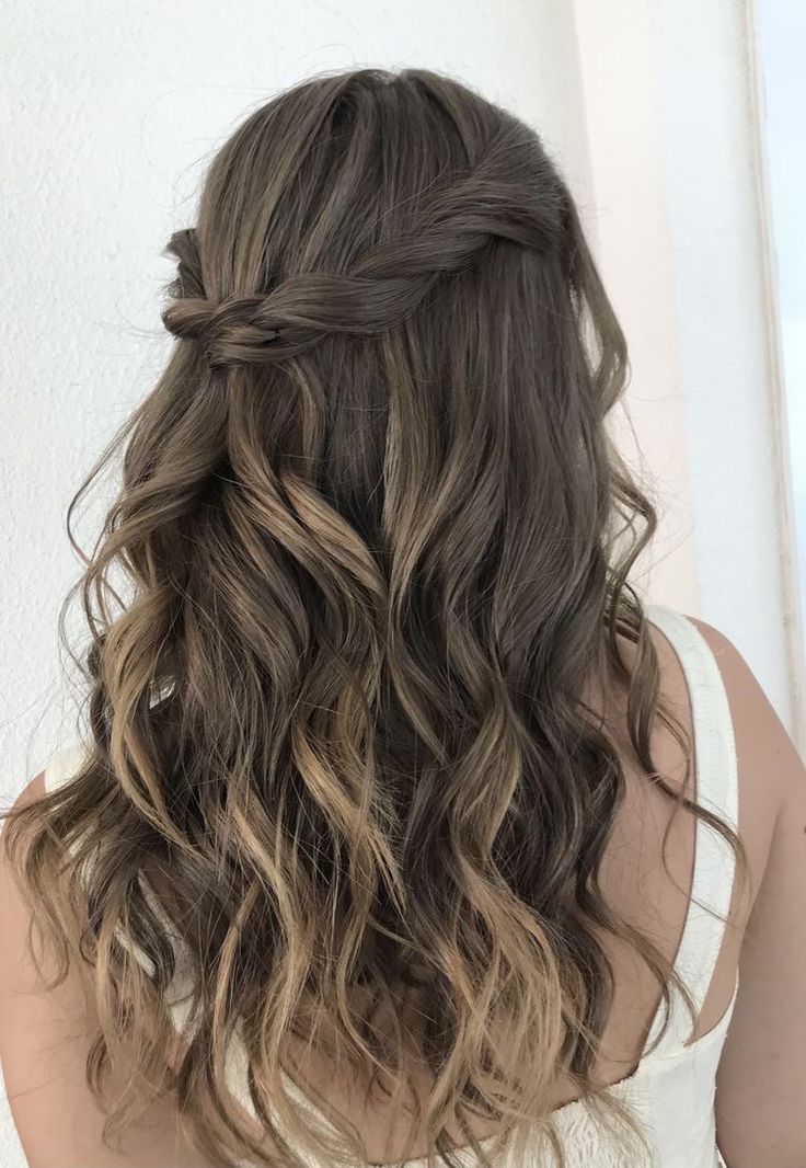 Grad Hairstyles, Bridal Hair Half Up, Cute Prom Hairstyles, Prom Hair Medium, Rambut Brunette, Fancy Hair, Simple Prom Hair, Guest Hair, Best Bridal Makeup