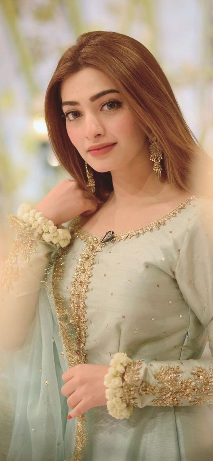 Pakistani Hair Colour, Pakistani Hair, Kueez Celebrity, Kueez Amazing, Pakistani Makeup, Kueez Pins, Rainbow Hair Color, Beautiful Photoshoot Ideas, Small Acts Of Kindness