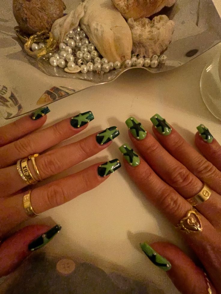 Green Day Nails, Green Star Nails, Brat Nails, Billie Concert, Alien Nails, Drag Ideas, Hoco Ideas, Dark Green Nails, Diy Acrylic Nails