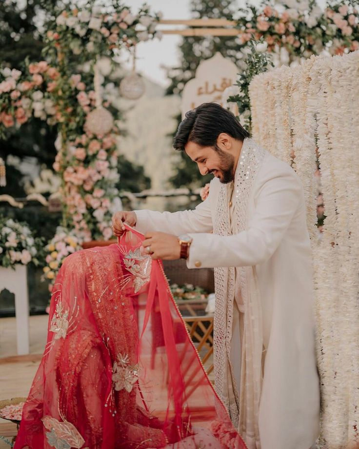 Pakistani Nikkah Bride, Nikkah Photos, Iqra Kanwal, Nikkah Decor, Indian Wedding Aesthetic, Bride Groom Photoshoot, Pakistani Wedding Photography, Bridesmaid Poses, Indian Wedding Poses