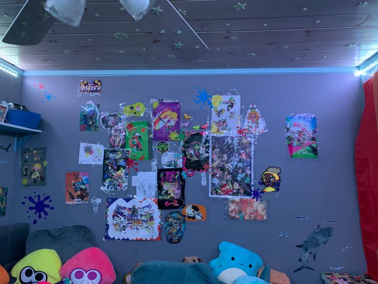 there are many pictures on the wall in this room with stuffed animals and other items