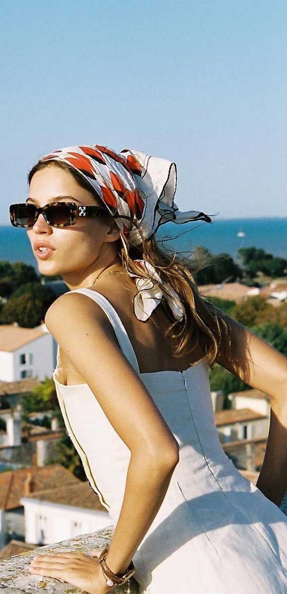 Getting yourself to look great has never been easier! Hairstyles are essential for a good looking and a good appearance. We choose our hairstyle for... Italian Hairstyles Woman, Italian Hair, Hair Scarf Styles, Head Scarf Styles, Diy Scarf, Trendy Swimwear, Easy Style, Bandana Hairstyles, Hair Scarf