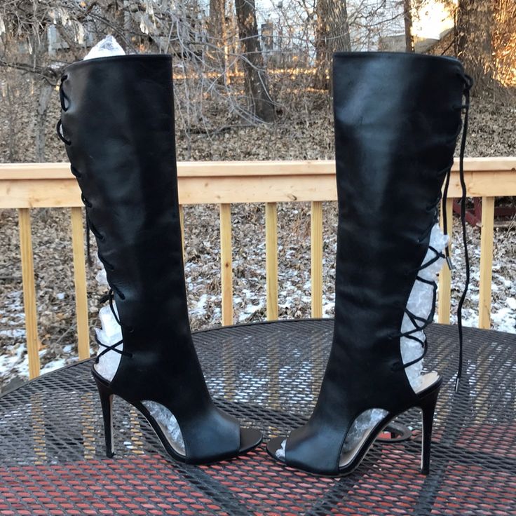 - Designer Via Spiga - Size = Usa 6.5m, Eur 37. Trunk 10 - Msrp =$$522 - Gladiator Back Leather Lace Straps. - Women’s Size Usa 6.5m. Eur 37. - Genuine Black Leather. - Women’s Open Toe Stiletto Heel Boots. - 4.5m Stilettos Heel. - Side Functional Zip. - Height Measured Vertically From Top Tip Of Boots To Bottom Tip Of Stilettos Heel = 46.5cm. - Please Note The Very Superficial Unnoticeable Slight Superficial Scuff On The Heels Gotten During Storage When Other Items Rub Against Them. Reference L Fitted Open Toe Boots With Wrapped Heel, Evening Open Toe Fitted Boots, Fitted Black Boots With Lacing, Fitted Open Toe Evening Boots, Fitted Evening Boots With Open Toe, Lace-up Party Boots With Wrapped Heel, Fitted Lace-up Boots With Reinforced Heel And Closed Toe, Fitted Black Lace-up Boots With Leather Sole, Party Lace-up Boots With Wrapped Heel