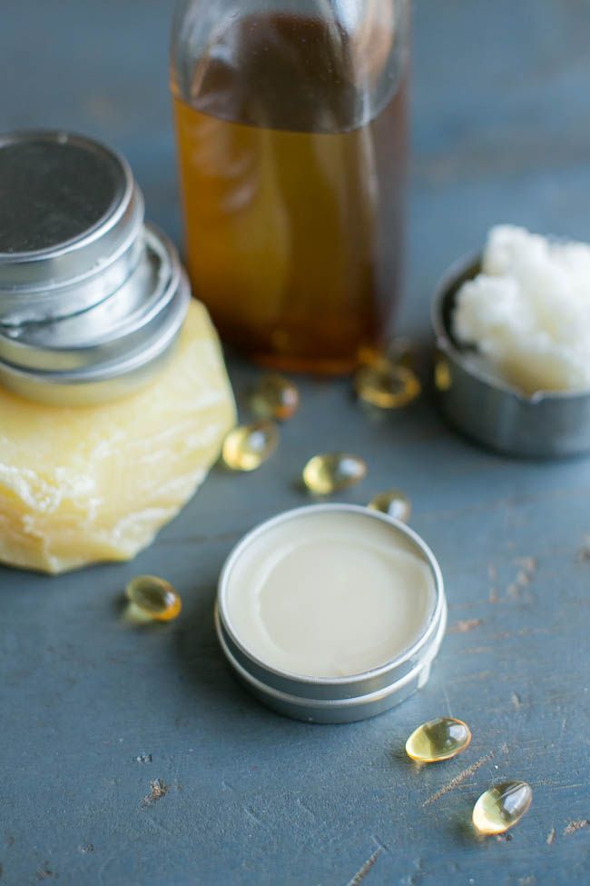 Treat puffy, tired eyes with this easy DIY coffee-infused eye cream made from all-natural ingredients like coconut oil. Diy Wrinkles, Caffeine Eye Cream, Diy Eye Cream, Oil Cleansing, Diy Beauty Products, Eye Wrinkle, Eye Creams, Diy Cosmetics, Diy Skincare