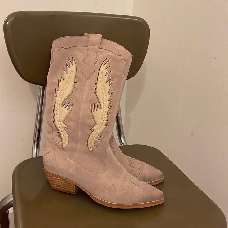 Mid Shaft Great Condition Western Suede Boots Wore Just Once Concert Clothes, Pumped Up Kicks, Suede Boots, Western Boots, Concert Outfit, Style Guides, Bootie Boots, Ankle Boots, Size 7