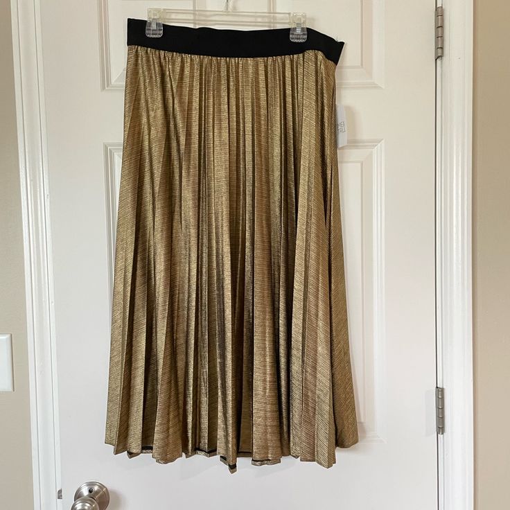 Pleated Skirt Gold Skirt Maxi Skirt Size L Chic Gold Flared Skirt, Gold Lined Maxi Skirt For Summer, Gold Flowy Long Skirt, Casual Gold Skirt For Summer, Casual Long Party Skirt, Casual Long Skirt For Party, Gold Chic Midi Skirt, Gold Midi Skirt For Night Out, Chic Gold Midi Skirt