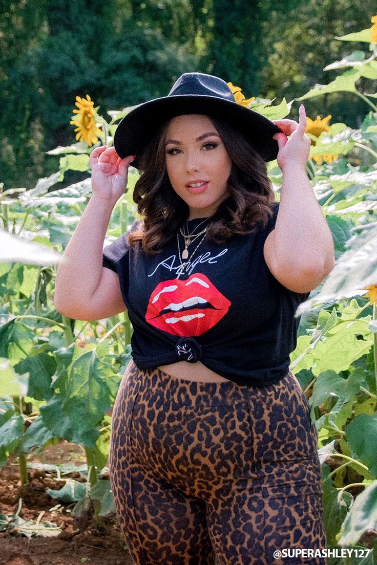 Grafic Tee Outfits Plus Size, Turtle Neck Tank Top Outfit, Plus Size Graphic Tee, Oversized Graphic Tee Outfits Plus Size, Plus Size Graphic Tee Outfit, Plus Size Graffic Tee Outfit, Fedora Hat Outfits, Baby Graphic Tees, Graphic Tee Outfits