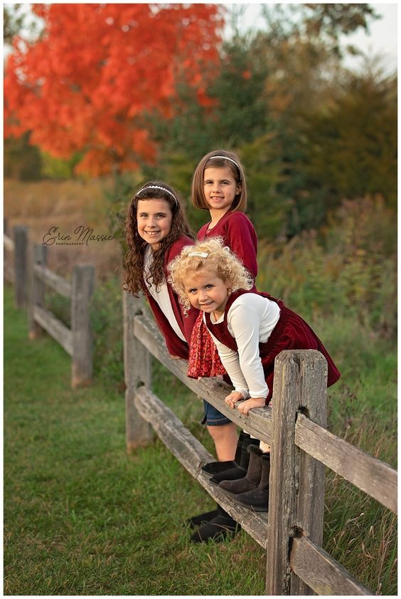 Fall Picture Ideas For Siblings, Family Photos With Fence, Fence Family Pictures, Sibling Winter Photoshoot, Fall Family Photoshoot Ideas With Teenagers, Sister Fall Photoshoot Kids, 4 Sibling Photography Poses, Fall Pictures Siblings, Siblings Fall Photoshoot