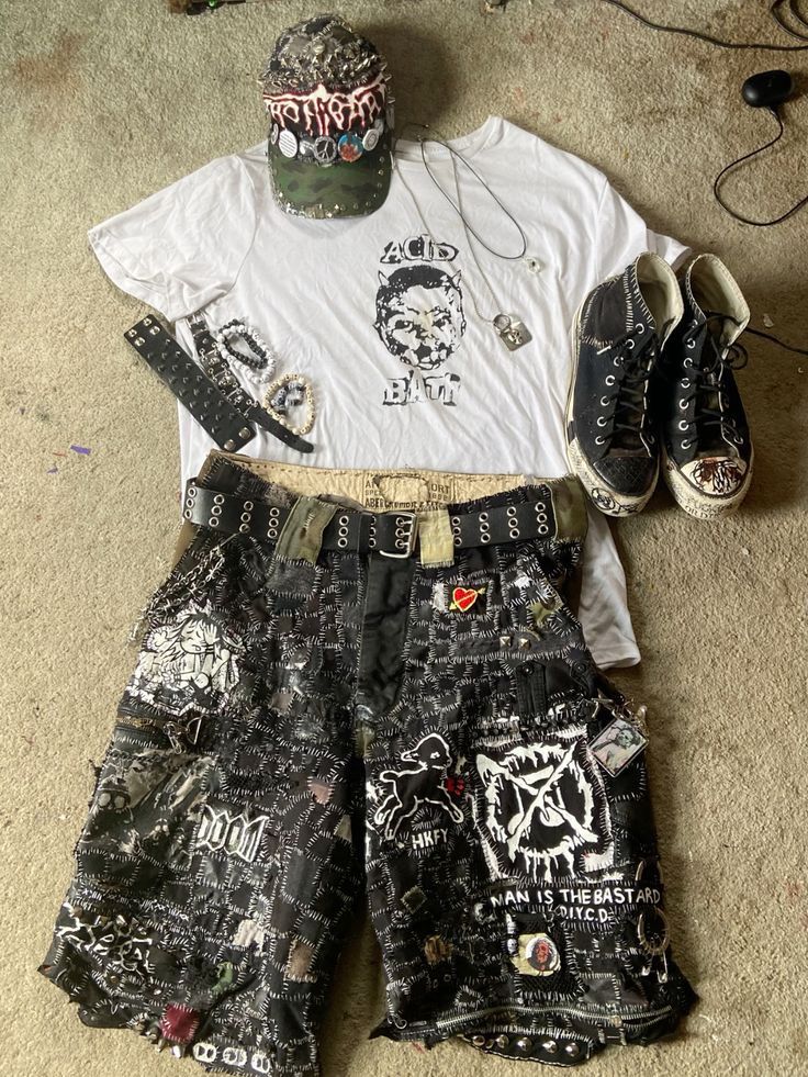 Simple Punk Outfits Men, Punk Shorts Outfit, Crust Punk Shorts, Grindcore Outfit, Grindcore Art, Crust Punk Outfits, Crust Pants Punk, Grindcore Aesthetic, Crust Shorts